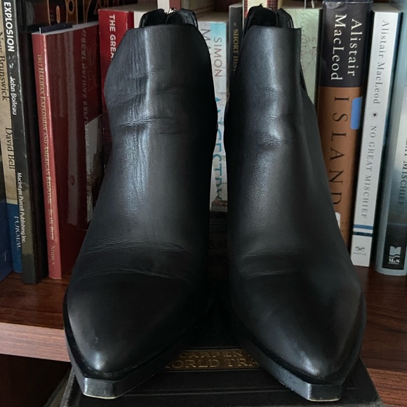 Vince Camuto 'Gigietta' Black Leather V-Cut Pointed Toe Boots Women's Size 7.5 - Picture 4 of 14
